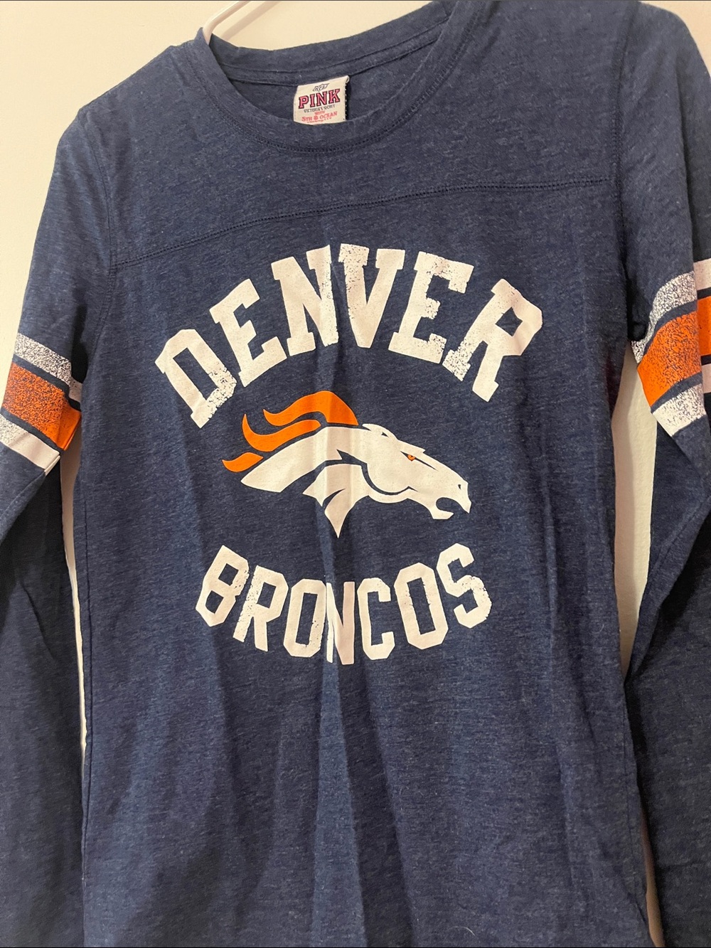 PINK VICTORIA’S SECRET NFL Denver Broncos Navy Long Sleeve Graphic Tee Shirt 👚 - Picture 2 of 4